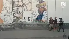 Dua seniman asal Italia ditangkap dan diusir otoritas Israel usai melukis mural Ahed Tamimi, gadis yang dipenjara lantaran menampar tentara Israel. Mural Ahed Tamimi dibuat di tembok pemisah Tepi Barat Betlehem.