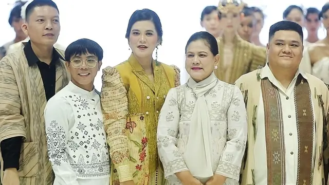 8 Gaya Elegan Iriana Jokowi dan Kahiyang Ayu Kenakan Busana Etnik saat Nonton JFW 2024