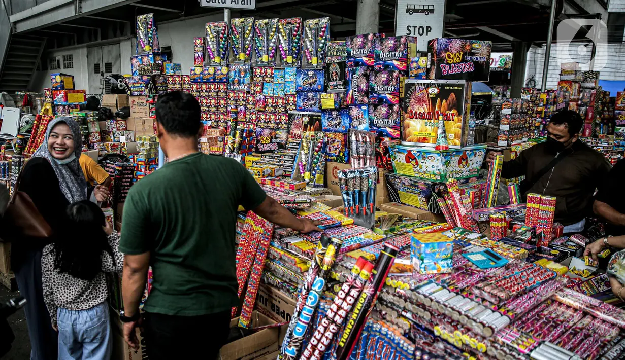 Pembeli memilih kembang api di Pasar Asemka, Jakarta, Selasa (27/12/2021). Menjelang perayaan Tahun Baru, para pedagang musiman menjual petasan dan kembang api di bahu jalan serta kolong jembatan kawasan Pasar Pagi Asemka dan harganya bervariasi mulai dari harga Rp 5.000 hingga Rp 2.950.000 tergantung jenis dan modelnya. (Liputan6.com/Faizal Fanani)