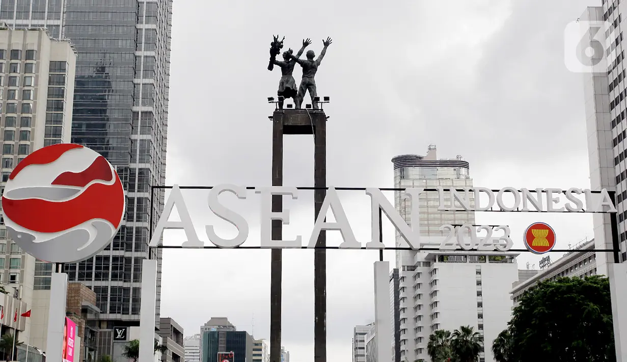 Logo KTT ASEAN Summit 2023 menghiasi kawasan di Bundaran Hotel Indonesia (HI), Jakarta Pusat, Kamis (2/2/2023). Presiden Joko Widodo atau Jokowi pun memutuskan bahwa KTT ASEAN Summit 2023 akan dilaksanakan di Labuan Bajo, Nusa Tenggara Timur, (NTT). (Liputan6.com/Johan Tallo)