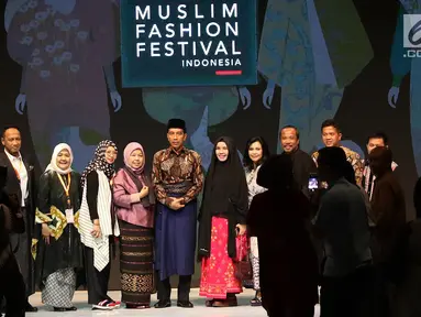 Presiden Joko Widodo atau Jokowi foto bersama saat pembukaan Muslim Fashion Festival (Muffest) Indonesia Tahun 2018 di JCC, Kamis (19/4). Jokowi mengenakan batik warna cokelat berpadu peci hitam dan sarung biru tua. (Liputan6.com/Immanuel Antonius)