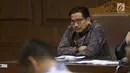 Terdakwa dugaan suap/gratifikasi terkait kerjasama jasa pelayaran yang juga anggota komisi VI DPR RI, Bowo Sidik Pangarso menyimak keterangan saksi saat sidang lanjutan di Pengadilan Tipikor, Jakarta, Rabu (4/9/2019). Sidang mendengar keterangan saksi. (Liputan6.com/Helmi Fithriansyah)