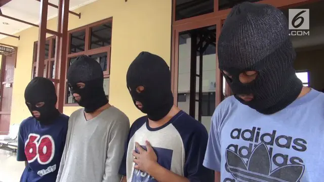 Polres Cianjur menggerebek sebuah pesta komunitas gay di kawasan Cipanas, Cianjur Jawa Barat.