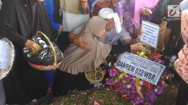Tangis keluarga pecah ketika jenazah Kapten Arh Bayu Heru tiba di Taman Makam Pahlawan (TMP) Lolong Padang untuk dimakamkan dengan prosesi militer pada Kamis, 18 Mei 2017. 