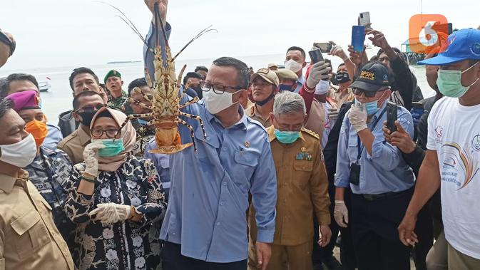 Menteri Kelautan dan Perikanan Edhy Prabowo saat berkunjung ke Pulau Popongan, Balak-balakang, Mamuju (Liputan6.com/Abdul Rajab Umar)