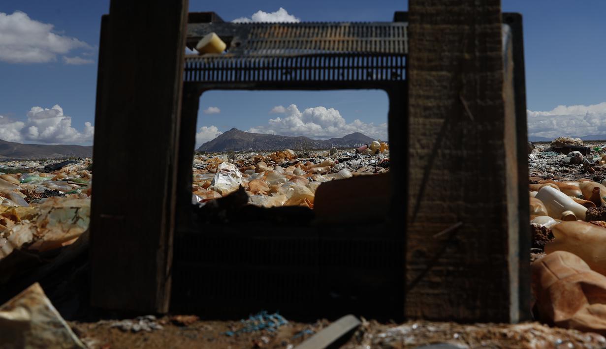 Sebuah TV yang dibuang berada di tengah botol plastik dan sampah lainnya yang menutupi area kering Danau Uru Uru dekat Oruro di Bolivia, Kamis (25/3/2021). Mayoritas sampah rumah tangga ini terbawa dari aliran sungai yang bermuara di danau ini. (AP Photo / Juan Karita)