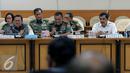 Panglima TNI Jenderal Gatot Nurmantyo (tengah) mengikuti Rapat Dengar Pendapat Umum (RDPU) dengan Panitia Khusus (Pansus) RUU Pemilu di Gedung Nusantara II, Kompleks Parlemen Senayan, Jakarta Pusat, Selasa (13/12). (Liputan6.com/JohanTallo)