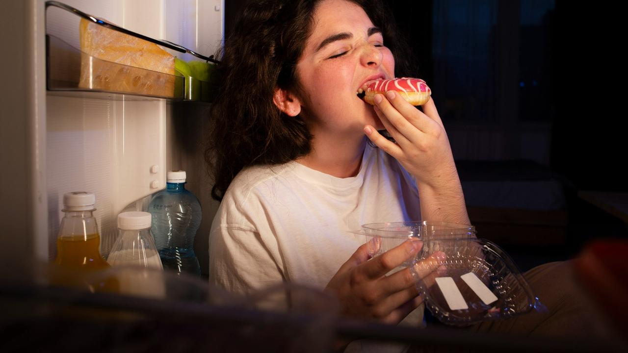 Dampak Makan Setelah Jam 8 Malam bagi Berat Badan dan Kesehatan