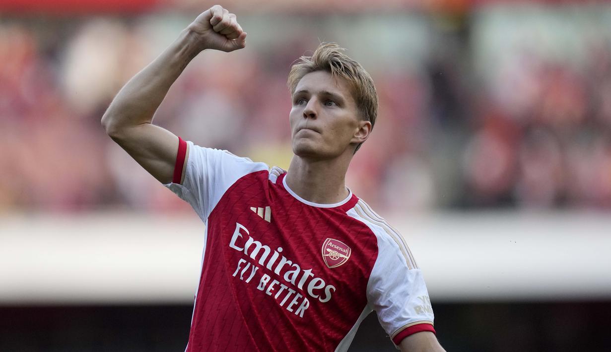 Selebrasi pemain Arsenal, Martin Odegaard, setelah mencetak gol pertama ke gawang MU dalam pertandingan pekan keempat Liga Inggris 2023/2024 yang berlangsung di Emirates Stadium, London, Minggu (3/9/2023) malam WIB. Arsenal hanya butuh waktu satu menit untuk menyamakan kedudukan setelah sebelumnya MU unggul terlebih dulu. (AP Photo/Kirsty Wigglesworth)