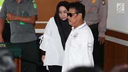 Terdakwa Anniesa Hasibuan memasuki ruangan untuk menjalani sidang kasus dugaan penipuan First Travel di PN Kota Depok, Senin (21/3). Dari saksi itu dua orang orang mantan karyawan First Travel dan tiga orang calon jemaah. (Liputan6.com/Immanuel Antonius)