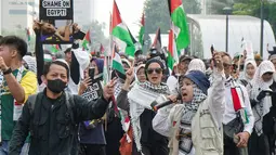 Dalam aksinya, mereka membawa berbagai atribut seperti poster kecaman, bendera Palestina, hingga alat-alat masak sebagai simbol perlawanan terhadap agresi militer Israel di Gaza. (merdeka.com/Arie Basuki)