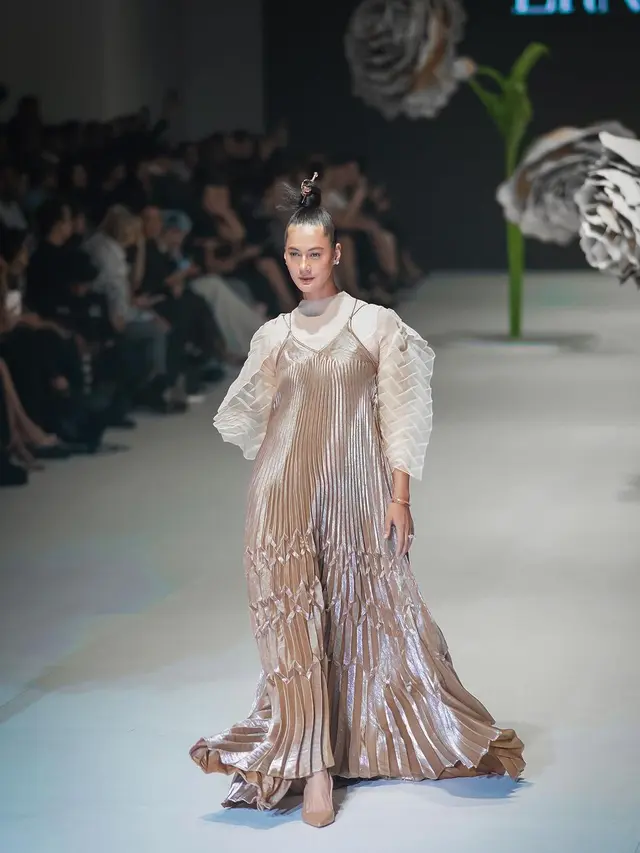 Paula Verhoeven kembali ke runway (Instagram/paula_verhoeven)