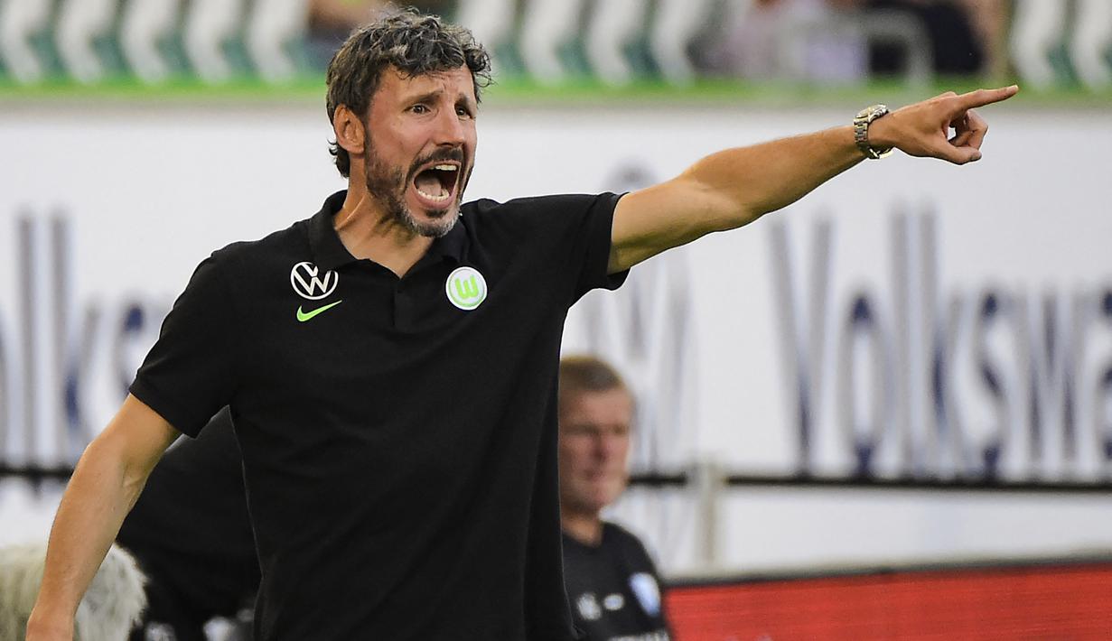 Mark van Bommel. Setelah dipecat PSV pada 2019, pelatih berusia 44 tahun ini dipercaya menukangi Wolfsburg awal musim 2021/2022 ini. Hanya meraih 1 poin di tiga laga awal, ia bangkit untuk membawa Wolfsburg memenangi 4 laga beruntun mulai pekan ke-4 hingga pekan ke-7. (AFP/Tobias Schwarz)