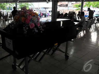 Suasana hening dalam proses persemayaman Grayson Herbert Linaksita, Surabaya, Jumat (2/1/2015).(Liputan6.com/Johan Tallo)
