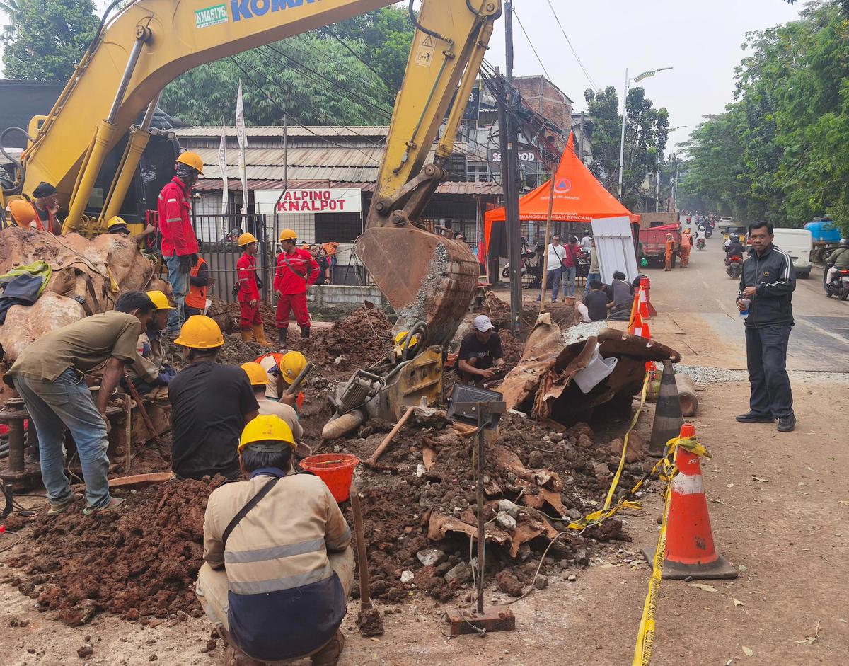 perbaikan jalan lenteng agung amblas