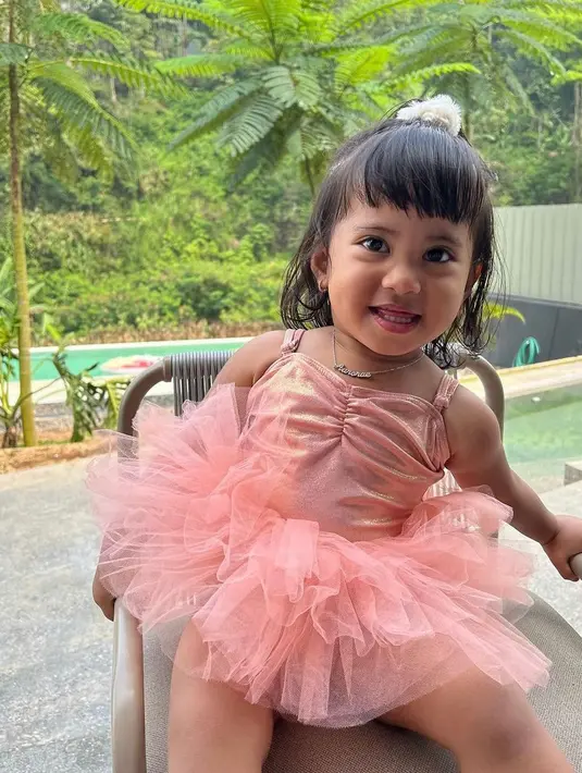 <p>tampil kece dengan dress berwarna pink.&nbsp;(instagram/rachelvennya)</p>