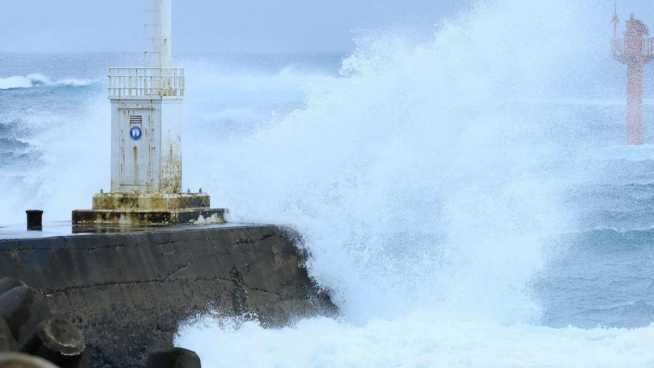 Badai topan Khanun diketahui masuk ke dalam kategori level tiga dari total lima level angin topan terkencang yang digunakan untuk pengukuran oleh badan-badan meteorologi.
