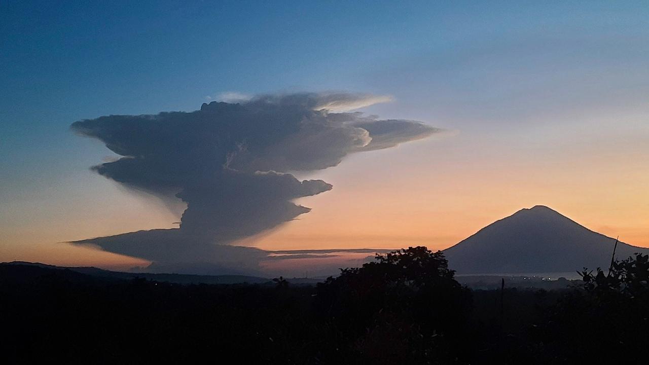 FOTO: Erupsi Dahsyat Gunung Gunung Lewotobi Laki-Laki, Status Menjadi Awas