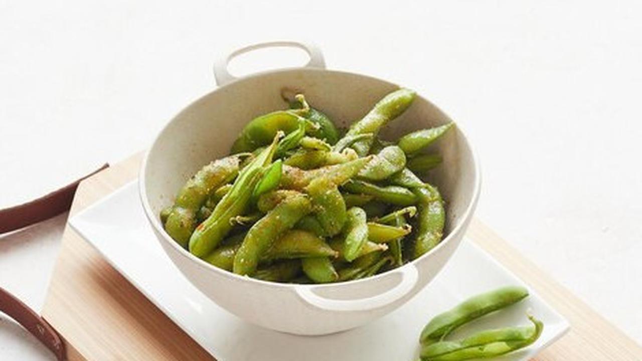 Edamame rebus dengan sedikit garam di atasnya (Foto Dok: Freepik/anasenyfoto)