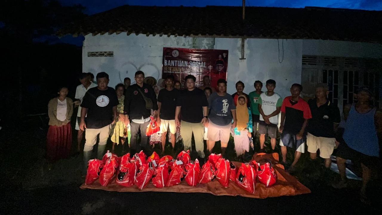 Kaisar Kiasa Kasih Said Putra melalui tim Sobat Kaisar memberikan bantuan sembako kepada para korban bencana di Cilacap