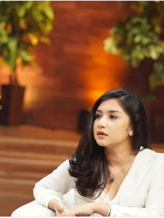 "Bukan-bukan, udah nanti saja ya. Masih takut kayak kemarin malah enggak jadi lagi nantinya, hehe," bantah perempuan 25 tahun itu. (Instagram/bibiancaliza)