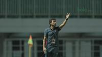 Pelatih Timnas Indonesia, Luis Milla saat memimpin timnya melawan Korea Selatan U-23 pada laga uji coba di Stadion Pakansari, Bogor, (23/6/2018).  Indonesia U-23 kalah 1-2 dari Korea U-23. (Bola.com/Nick Hanoatubun)