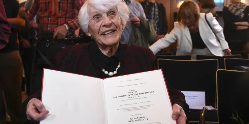 Nenek Berusia 102 Tahun Ini Jadi Mahasiswa Tertua yang Raih Gelar Doktor