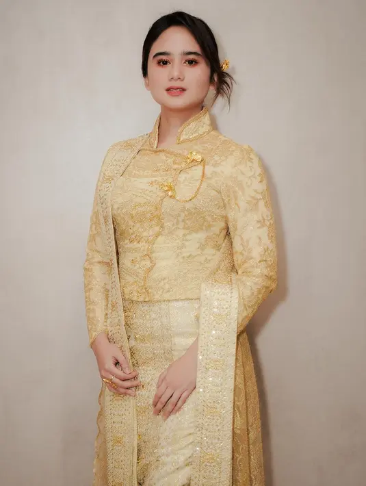 Tanpa MUA, Tissa Biani memulas wajahnya sendiri dengan tampilan fresh bernuansa coral [@tissabiani]