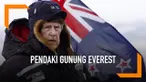 Dua patung perunggu berdiri di Katmandhu, Nepal. Mereka adalah dua orang pendaki yang pertama kali menaklukan Gunung Everest.