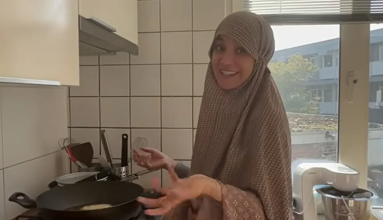 Tidak hanya sekedar melayani, istri Teuku  Wisnu itu juga terjun langsung membantu. Tampak Shireen sendang mengoreng pisang goreng aneka rasa hingga lumpia. [Youtube/The Sungkars]