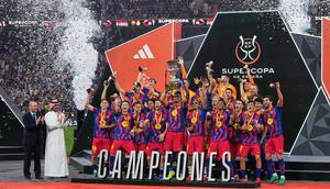 Para pemain Barcelona mengangkat trofi juara Piala Super Spanyol 2026 setelah mengalahkan Real Madrid dengan skor 3-2 dalam laga final yang berlangsung di King Abdullah Stadium, Jeddah, Arab Saudi, Minggu (11/01/2026) waktu setempat. (AP Photo/Altaf Qadri)