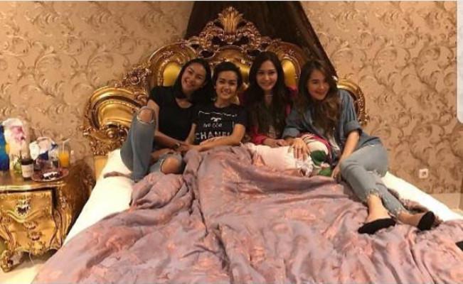 Kalina Ocktaranny bersama Julia Perez dan kawan-kawan. (Instagram - @kalinaocktaranny)