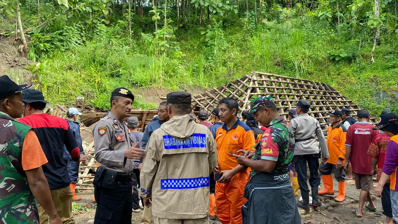 TNI Polri dan Relawan lakukan pembersihan rumah yang ambruk akibat longsor