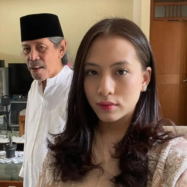 Acil Bimbo dan Adhisty Zara sang cucu (Foto: Instagram @zaraadhsty)