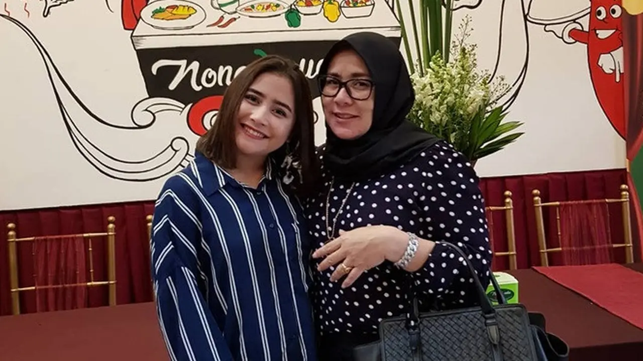 7 Potret Prilly Latuconsina dan Sang Ibunda, Kompak Banget