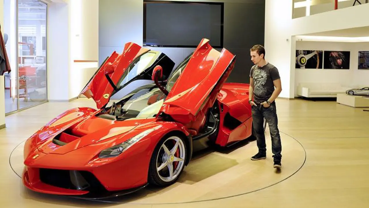 Kunjungi Maranello,Jorge Lorenzo Kepincut 2 Mobil Ini