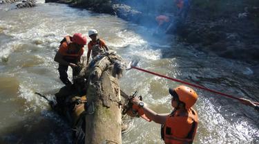 Relawan bersihkan Sungai Ciliwung