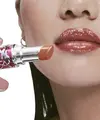 Tren glazed lips menghadirkan bibir berkilau dengan tampilan lembap dan juicy. (Foto/Dok: YSL Beauty Indonesia)