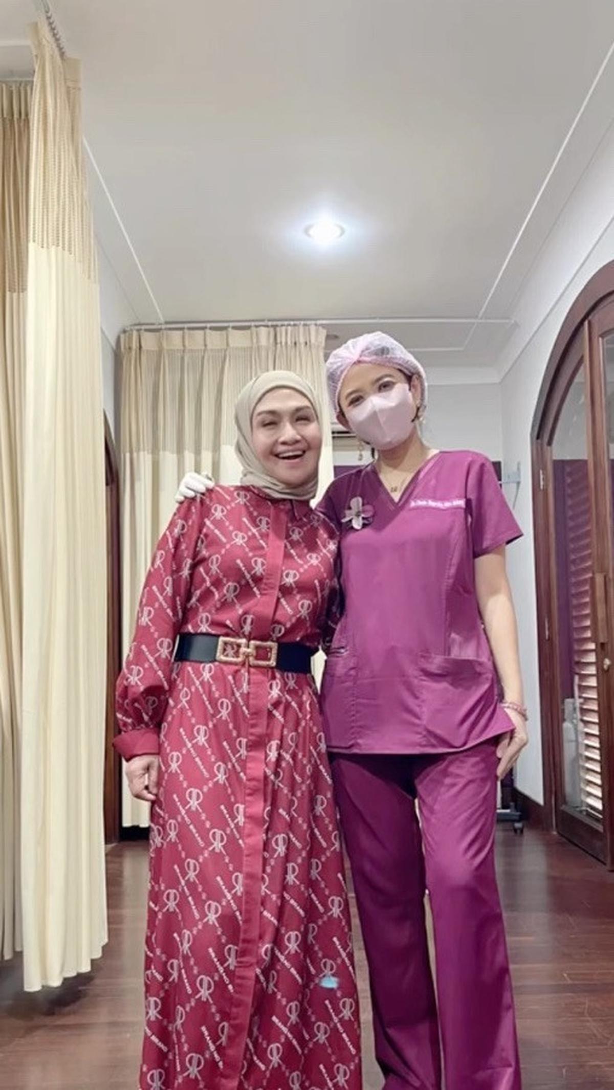Jika ada budget lebih, sebuah gamis high end bisa jadi opsi untuk menghadiri acara formal. Motif yang penuh dalam busana merk high end biasanya sudah cukup mencuri spotlight dan tinggal diseimbangkan dengan jilbab polos seperti yang dilakukan Lulu ini.