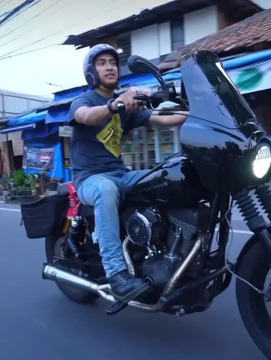 Terbaru, dia mengunggah video dirinya sedang naik moge usai mengganti jok. Jok sendiri sudah di custom sesuai dengan keinginannya [instagram/abidzar73]