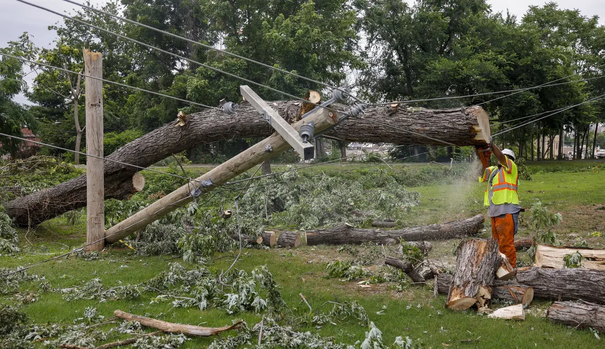 Di negara bagian Oklahoma, lebih dari 100.000 pelanggan menantikan pemulihan aliran listrik dan pendingin ruangan setelah badai akhir pekan yang menumbangkan pohon-pohon dan merobohkan ratusan tiang listrik. (Mike Simons/Tulsa World via AP)