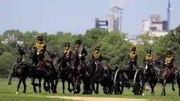 Pasukan Artileri Berkuda Kerajaan tiba di taman Hyde Park untuk merayakan ulang tahun Pangeran Philip, pusat kota London, Senin (11/6). Tembakan salvo sebanyak 41 kali tersebut menandai hari ulang tahun Pangeran Philip yang ke-97. (AP/Kirsty Wigglesworth)