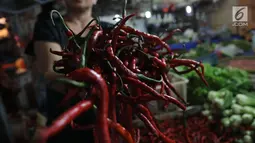 Pedagang menunjukkan cabai merah di pasar di Jakarta, Rabu (20/12).  Jelang Natal dan Tahun Baru, harga bahan pokok di Jakarta mulai merangkak naik. Namun, kenaikannya masih belum tinggi hanya berkisar Rp2.000-5.000 per kg. (Liputan6.com/Angga Yuniar)