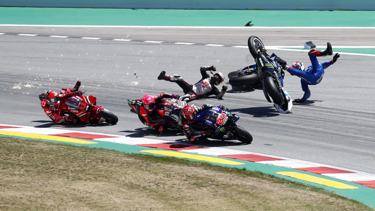 Foto: Detik-detik Kecelakaan Horor Takaaki Nakagami di MotoGP Catalunya 2022, Kepalanya Hantam Roda Belakang Bagnaia