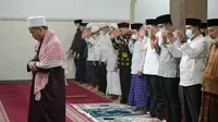 Gubernur Jawa Barat Ridwan Kamil sholat subuh berjamaah Masjid Jami Hidayatullah Syarief di Kecamatan Megamendung, Kabupaten Bogor.