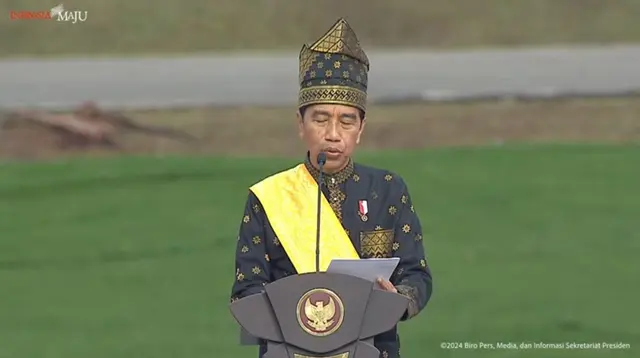 Presiden Joko Widodo atau Jokowi memimpin Upacari Hari Lahir Pancasila di Lapangan Garuda Kompleks Pertamina Hulu Rokan (PHR), Riau, hari ini Sabtu (1/6/2024). (Foto: Tangkapan layar Youtube).