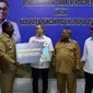 Bantuan diserahkan secara simbolis kepada Bupati Puncak Willem Wandik di Posko Tanggap Darurat Penanganan Bencana Kabupaten Puncak di Mimika, Papua Tengah pada Selasa, (19/9)/Istimewa.