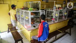 Suasana Warteg Ellya yang menerapkan protokol kesehatan pencegahan penyebaran COVID-19 di Cilandak Timur, Pasar Minggu, Jakarta, Selasa (21/7/2020). Warteg Ellya menerapkan jaga jarak fisik, menyediakan area cuci tangan, mewajibkan pengunjung untuk menggunakan masker. (Liputan6.com/Faizal Fanani)