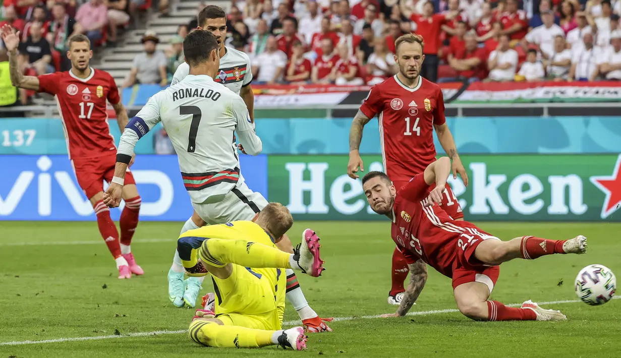 Gol ke-10 dan ke-11 Cristiano Ronaldo dicetak pada laga pertama Grup F Euro 2020 melawan Hungaria di Puskas Arena, Budapest (15/6/2020). Gol terjadi di menit ke-87 dan injury time yang membawa Portugal memimpin 3-0. Hasil akhir Portugal menang 3-0. (Foto: AP/Pool/Bernadett Szabo)