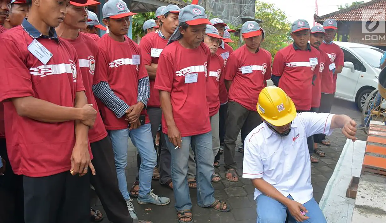 Instruktur memberi pelatihan kepada 80 tenaga konstruksi pada acara Edutainment di Kabupaten Pacitan, Selasa (6/11). Tenaga konstruksi merupakan mitra utama yang diadakan PT Semen Indonesia (Persero) Tbk. (Liputan6.com/HO/Eko)